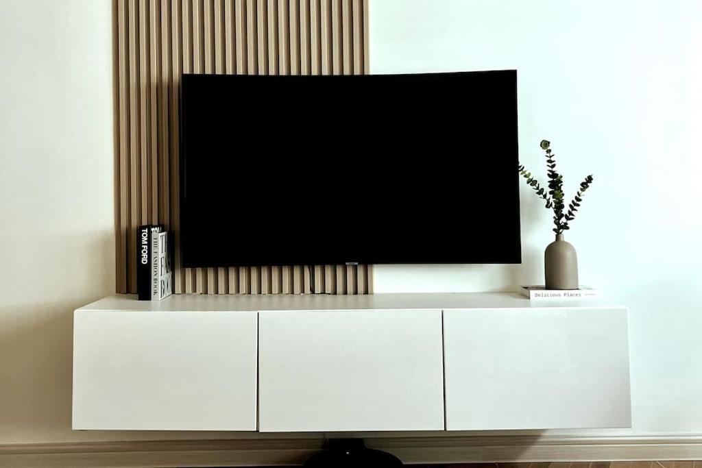 โทรทัศน์และ/หรือระบบความบันเทิงของ Lapan Ompek Homestay 3 Bedrooms