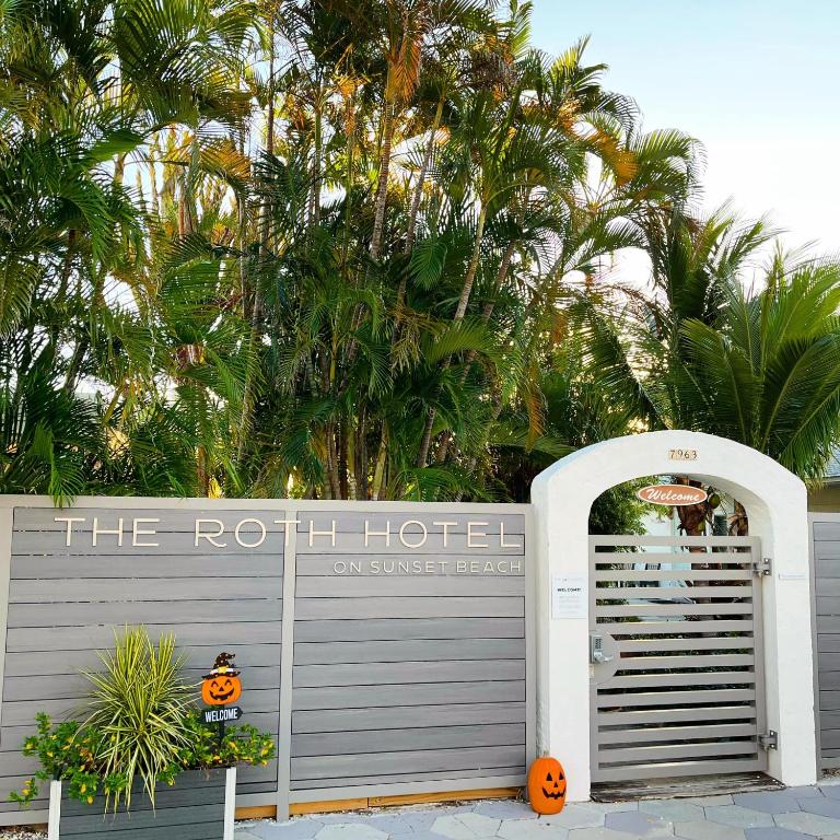 Peter Roth Hotels The Roth Hotel, Treasure Island, Florida, St. Pete Beach – Updated 2023 ...