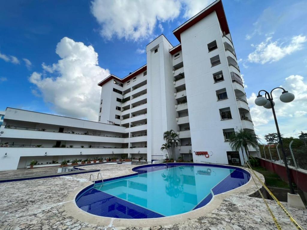 a building with a swimming pool in front of a building at Hermoso Apartamento con Piscina 1 Habitacion PR32 in Montería