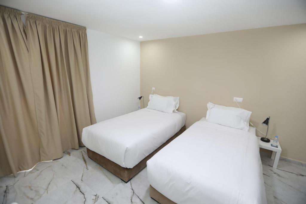 Una cama o camas en una habitación de MJI GROUP