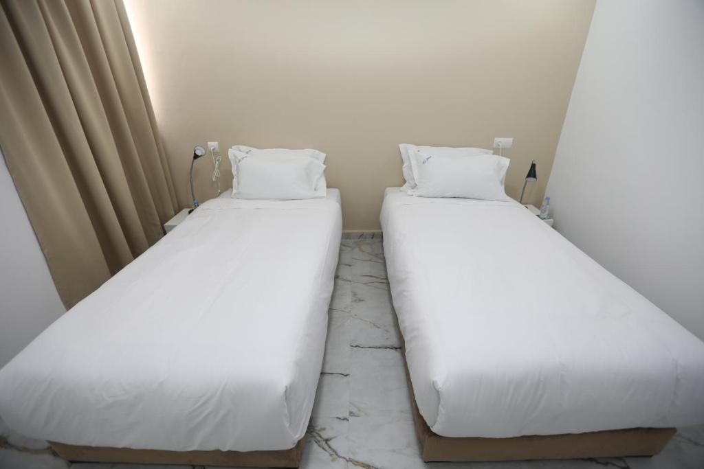 Una cama o camas en una habitación de MJI GROUP
