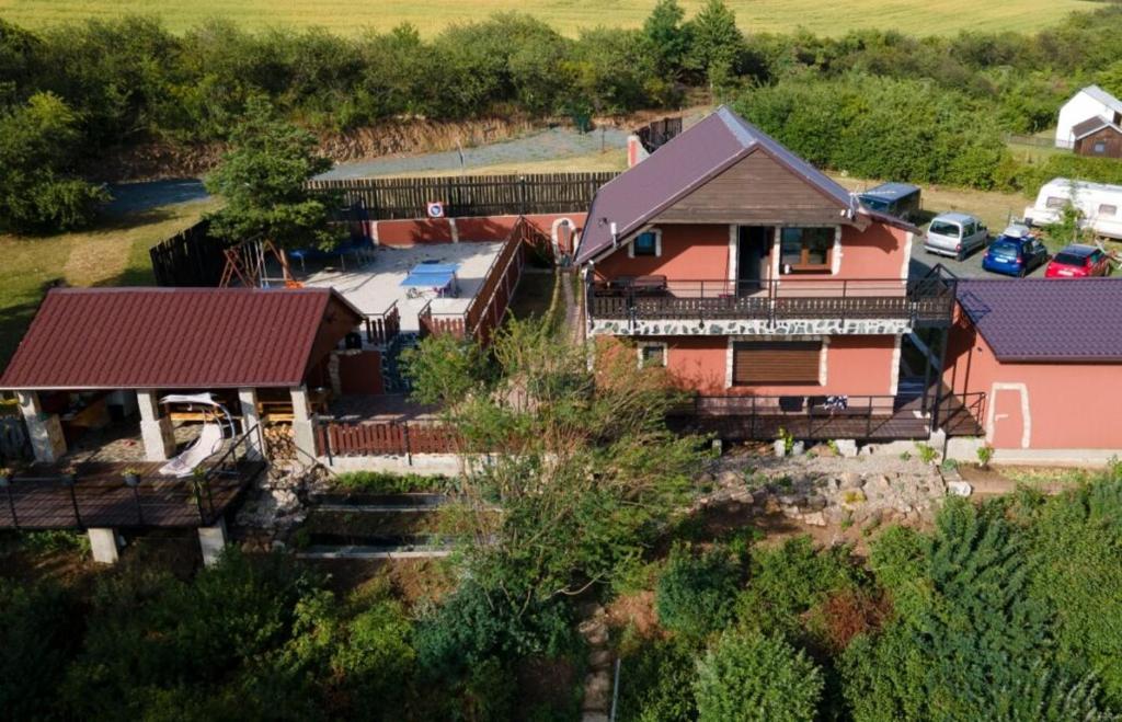 una vista aérea de una casa con patio en Apartmány u Dlouhána, en Kadaň