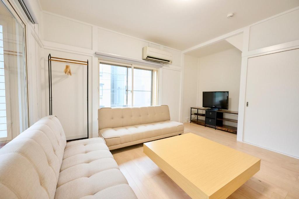 a living room with a couch and a coffee table at Shinagawa-ku - House - Vacation STAY 13521 in Tokyo