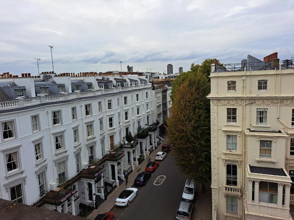 vista aerea di una strada cittadina con edifici di Palace Court Hotel a Londra