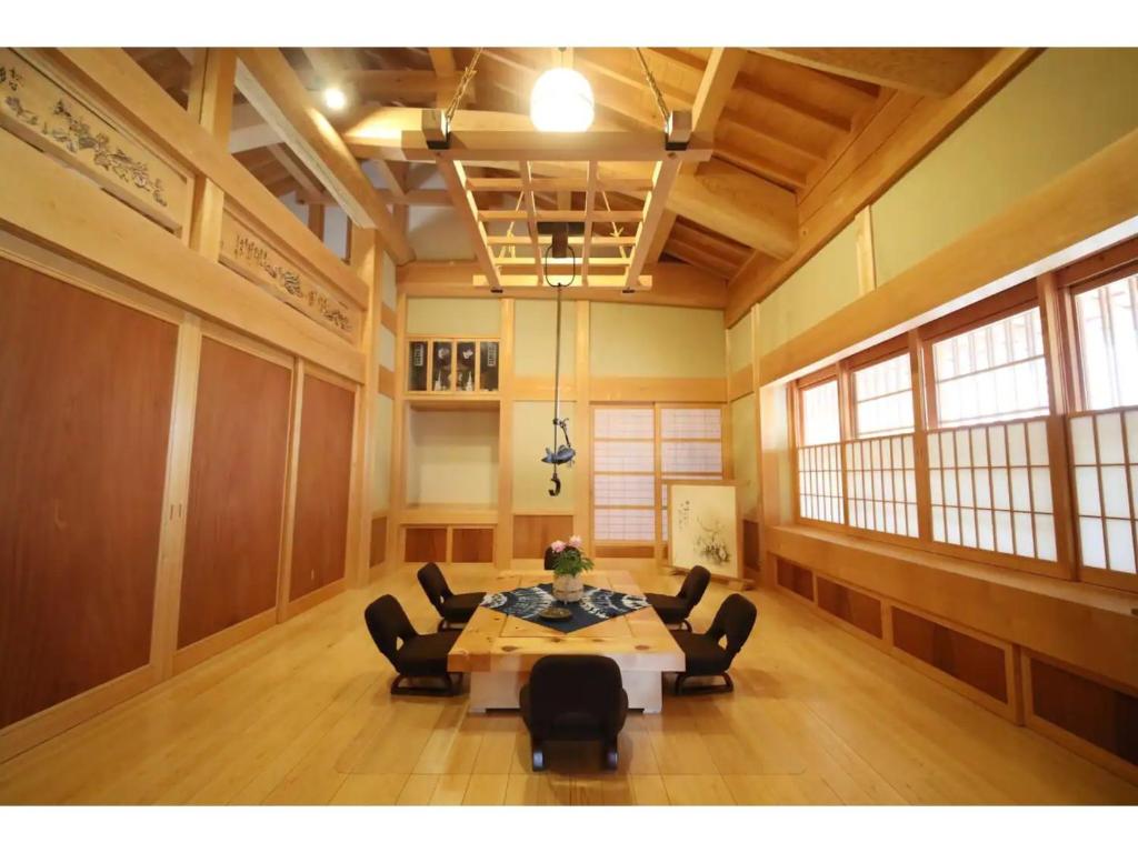 een grote eetkamer met een tafel en stoelen bij Villa MITORE-YA - Vacation STAY 13536 in Takayama