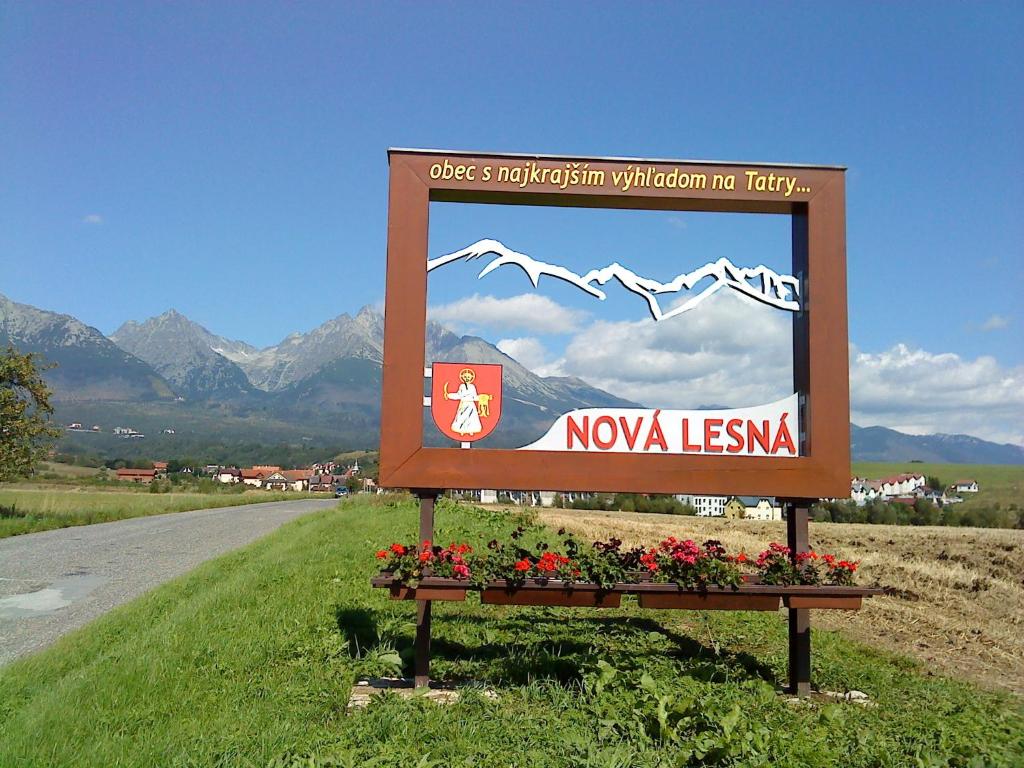 un cartello sul lato di una strada di Apartmany Neuwald a Nová Lesná