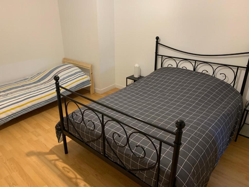 Posteľ alebo postele v izbe v ubytovaní Petite maison lorraine avec cheminée et jardin