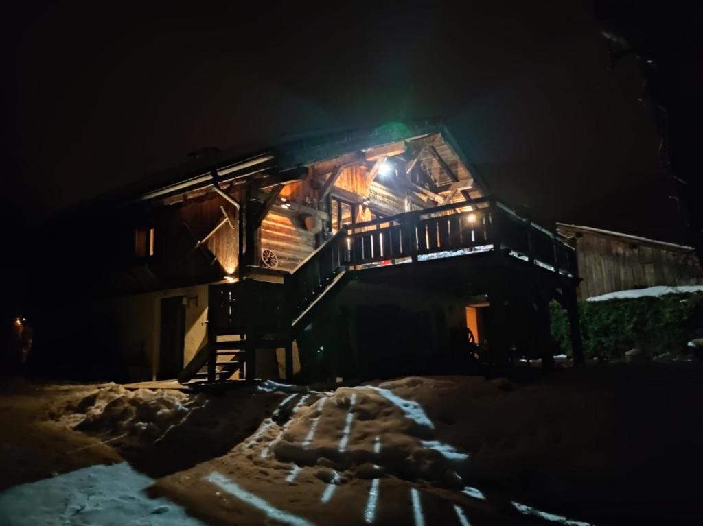 セルヴォにあるMagnifique chalet dans la vallée de Chamonixの夜の雪の中のログキャビン
