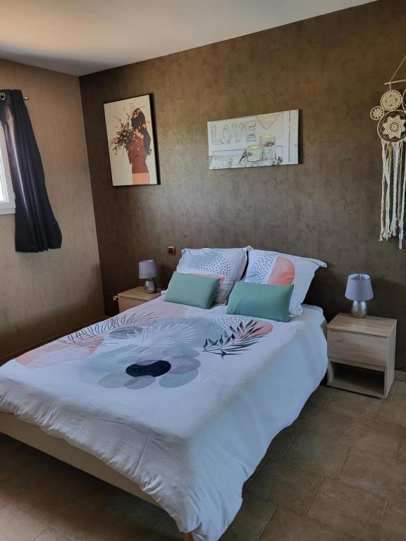 La Bastide du Canal في قرقشونة: غرفة نوم بسرير كبير مع وسادتين