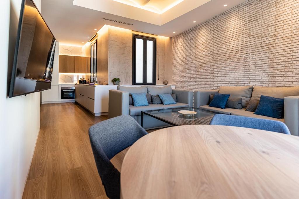 a living room with a couch and a table at Tendillas Plaza in Córdoba