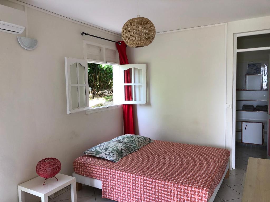 een slaapkamer met een bed en een raam bij Studio Launa in Trois-Rivières