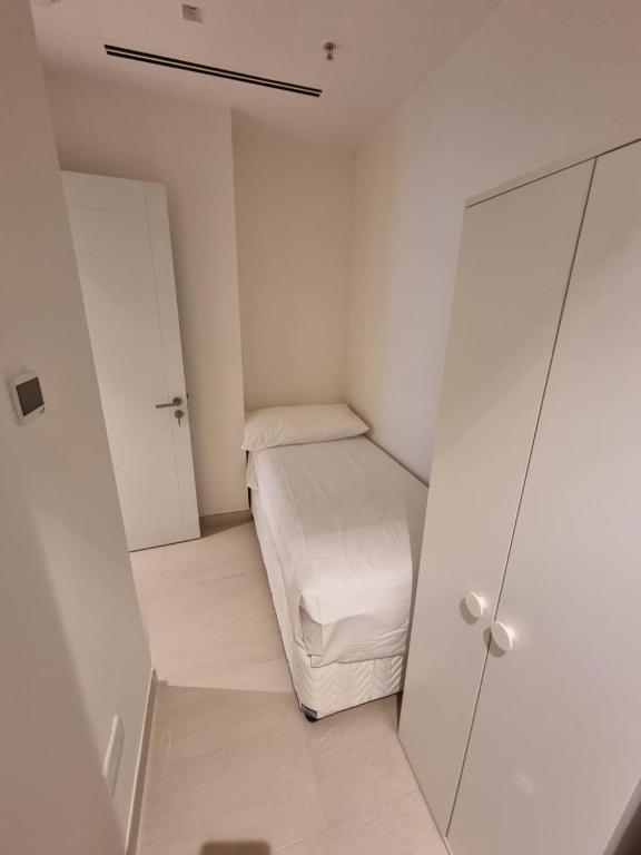 Postel nebo postele na pokoji v ubytování Shaqa at Address Beach Residence - Fuj