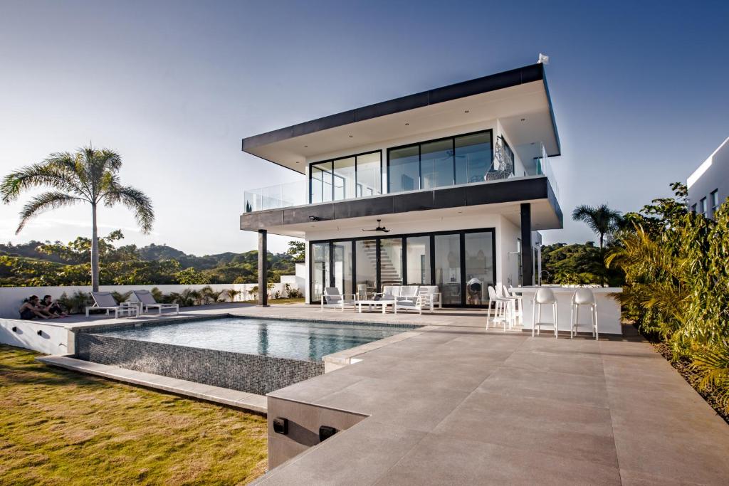 ein modernes Haus mit einem Pool in der Unterkunft Ocean view luxury Villa, Private Pool 4BD 8PPL in Playa Venao