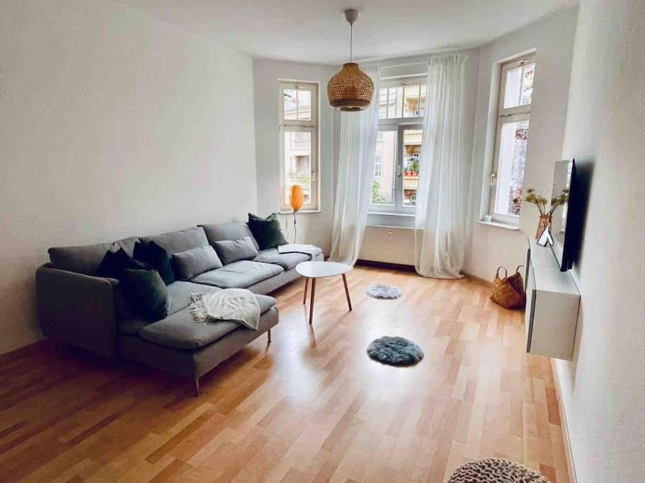 a living room with a couch and a table at Ein gemütlicher Platz im Gründerzeitviertel in Chemnitz