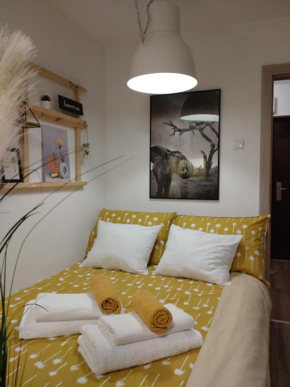 sypialnia z łóżkiem z ręcznikami w obiekcie Apartman 7th Heaven w Zagrzebiu