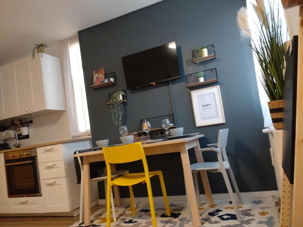 Kuchnia lub aneks kuchenny w obiekcie Apartman 7th Heaven