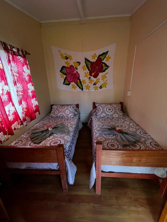 Letto o letti in una camera di Camping Hostal Tipanie Moana Aeropuerto Centro