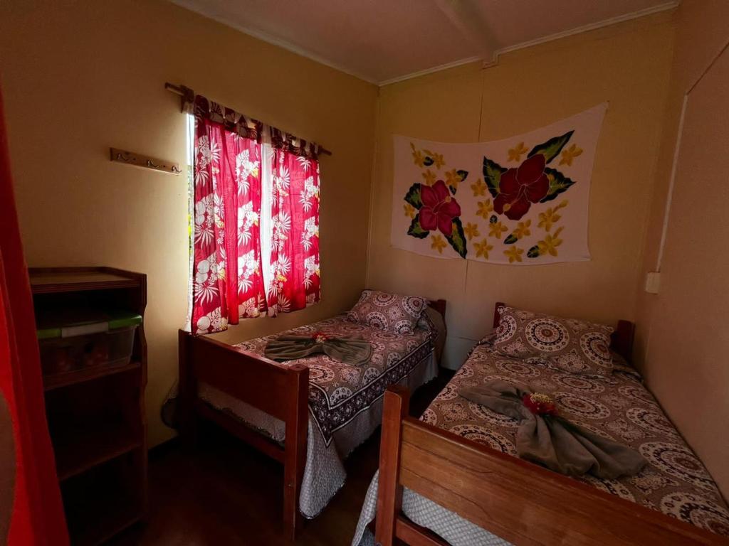 Letto o letti in una camera di Camping Hostal Tipanie Moana Aeropuerto Centro