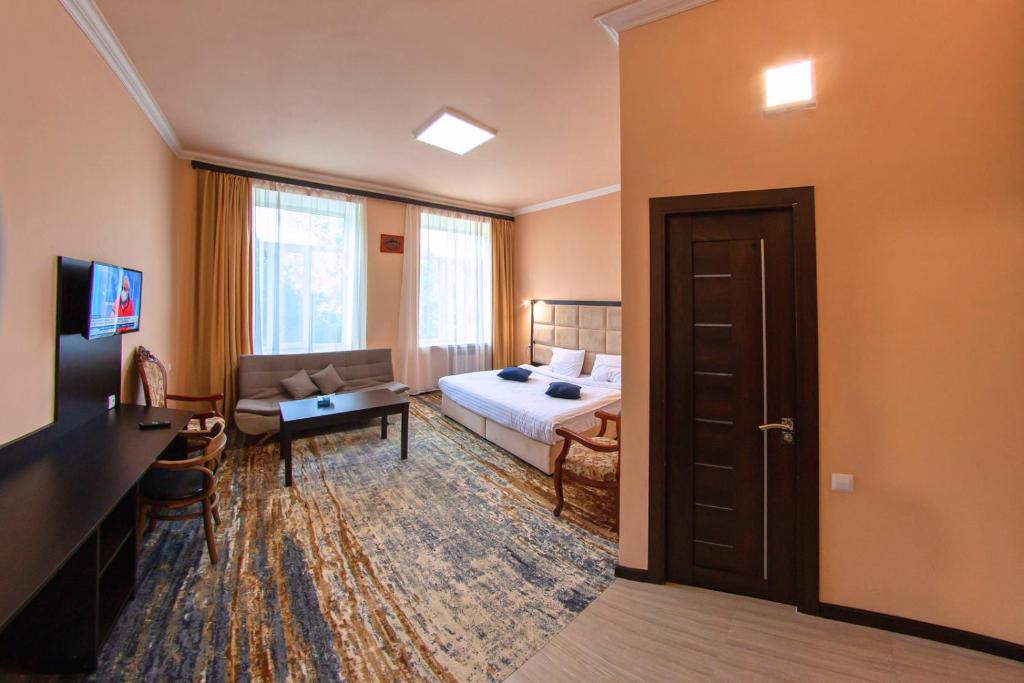 TV a/nebo společenská místnost v ubytování Vanadzor Armenia Health Resort & Hotel