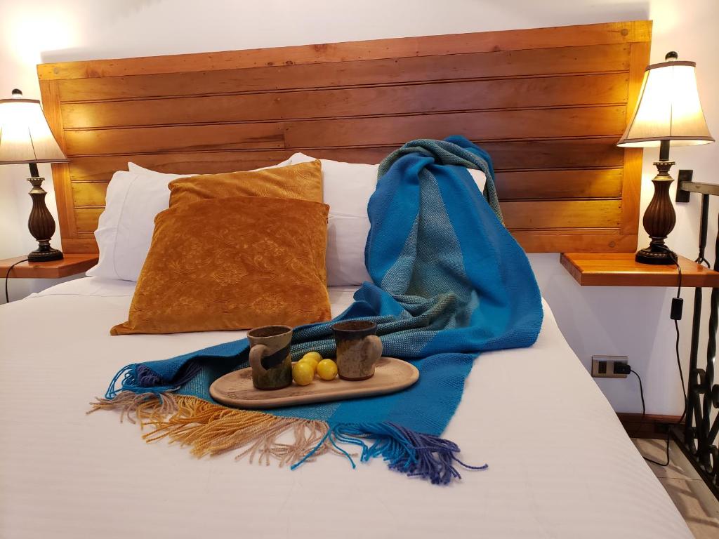 eine blaue Tasche und ein Tablett mit Obst auf dem Bett in der Unterkunft Loft Terrazas de Cachagua in Zapallar
