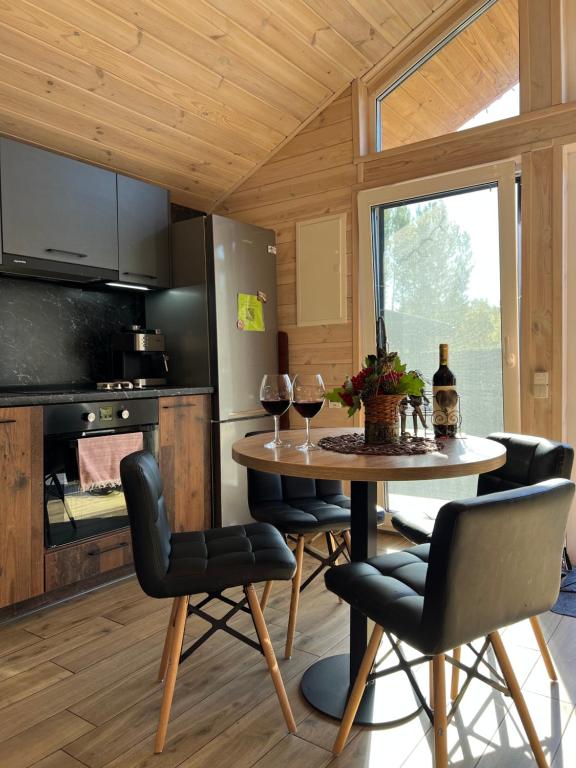 - une cuisine avec une table et des chaises dans la chambre dans l'établissement Treeskit House, à Horenka