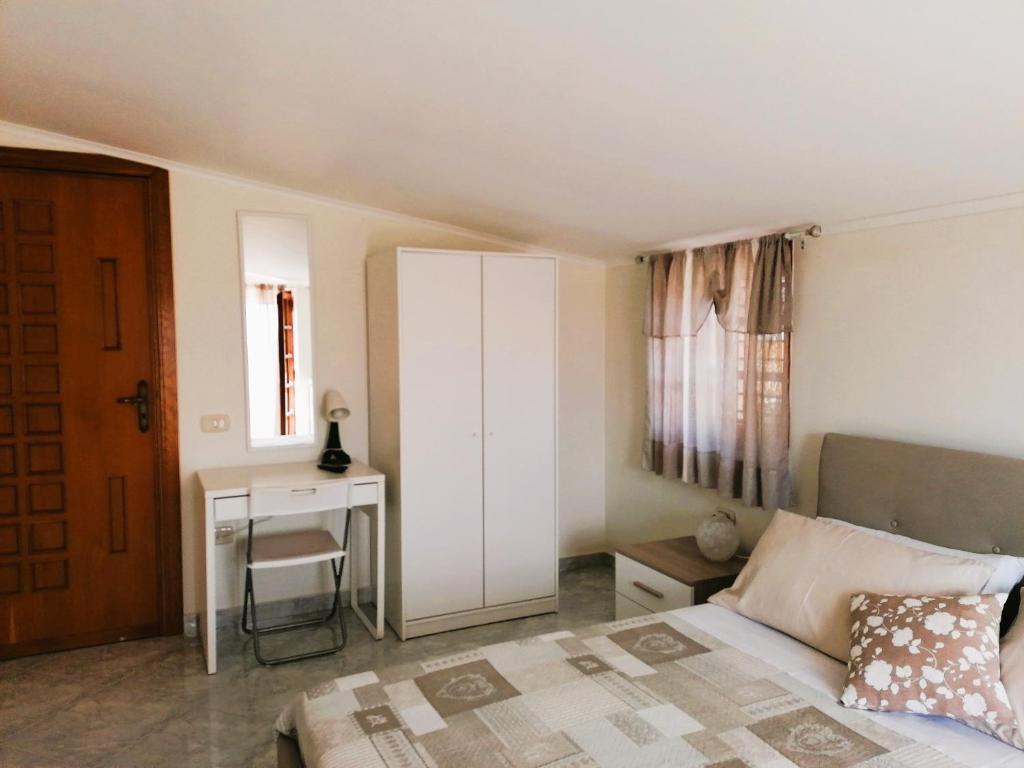Łóżko lub łóżka w pokoju w obiekcie Rara Domus B&B