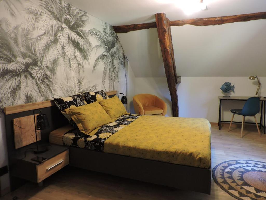 L'échappée belle : غرفة نوم مع سرير جدارية استوائية على الحائط