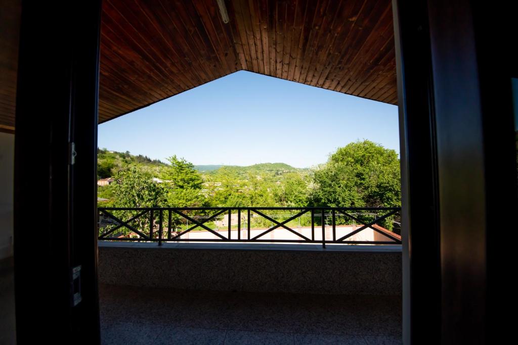 een balkon met uitzicht bij Guest House Azalea in Koetaisi