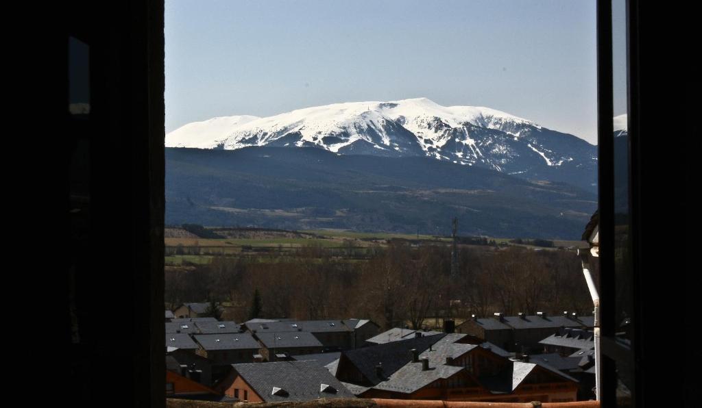 Vista general d'una muntanya o vistes d'una muntanya des de l'hostal o pensió
