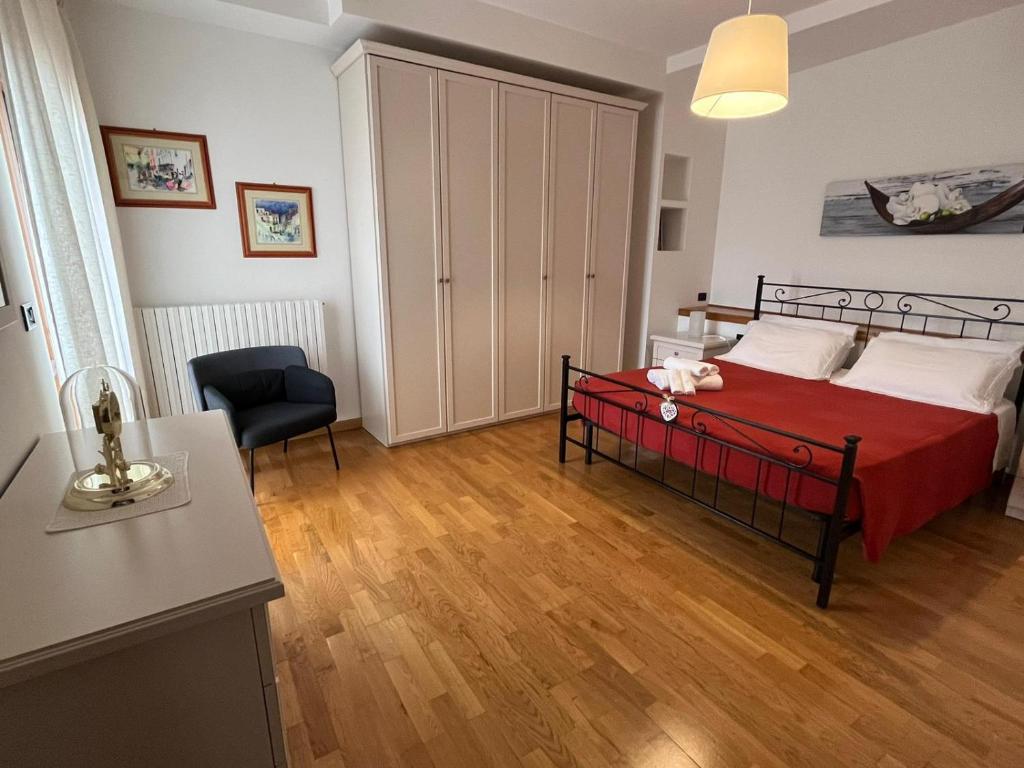 een slaapkamer met een bed met een rode deken bij La casa di Panfilo in Sulmona