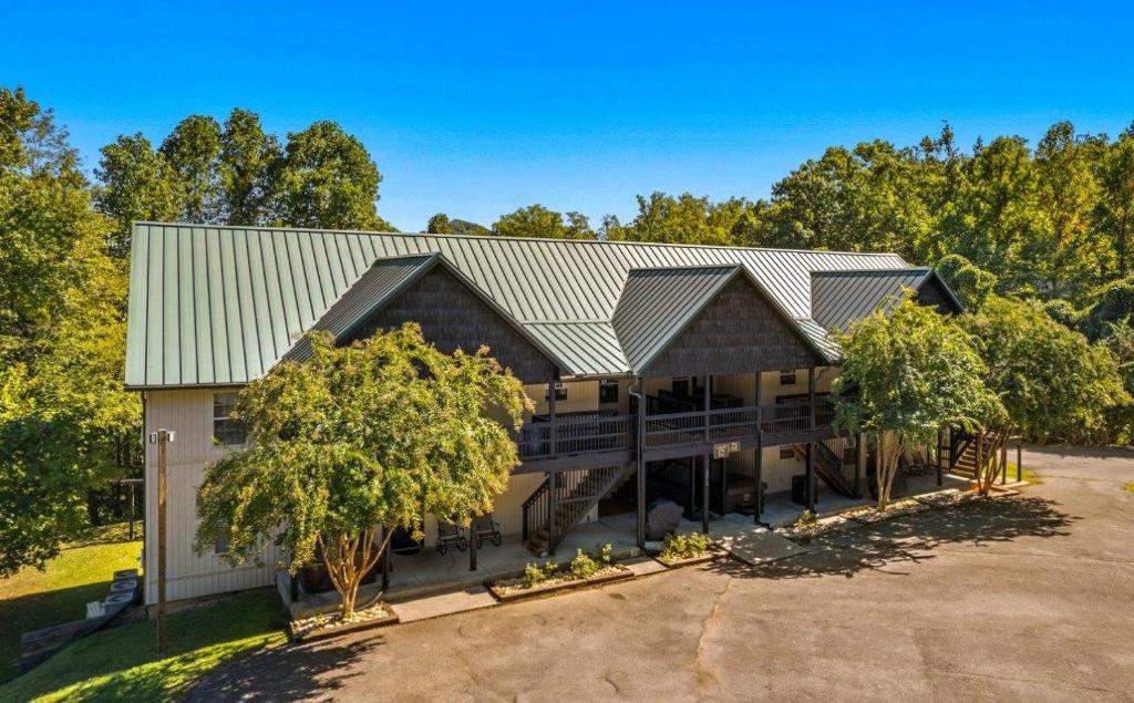 una vista aérea de una casa con árboles en Poplar Point Condo Unit 12B, en Pigeon Forge