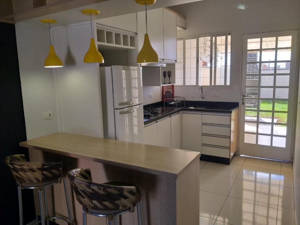 Een keuken of kitchenette bij Residencia Cidade Verde 12