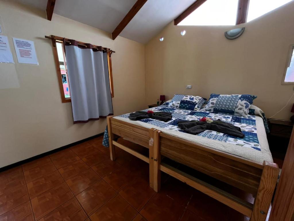 Letto o letti in una camera di Camping Hostal Tipanie Moana Aeropuerto Centro
