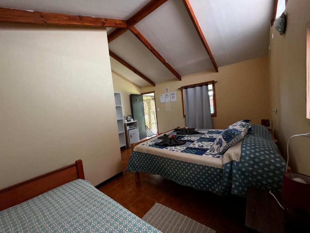 Letto o letti in una camera di Camping Hostal Tipanie Moana Aeropuerto Centro