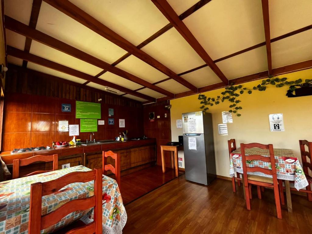 Cucina o angolo cottura di Camping Hostal Tipanie Moana Aeropuerto Centro