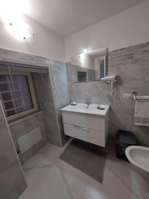łazienka z umywalką i lustrem w obiekcie Casa TeKa w mieście Torre Annunziata
