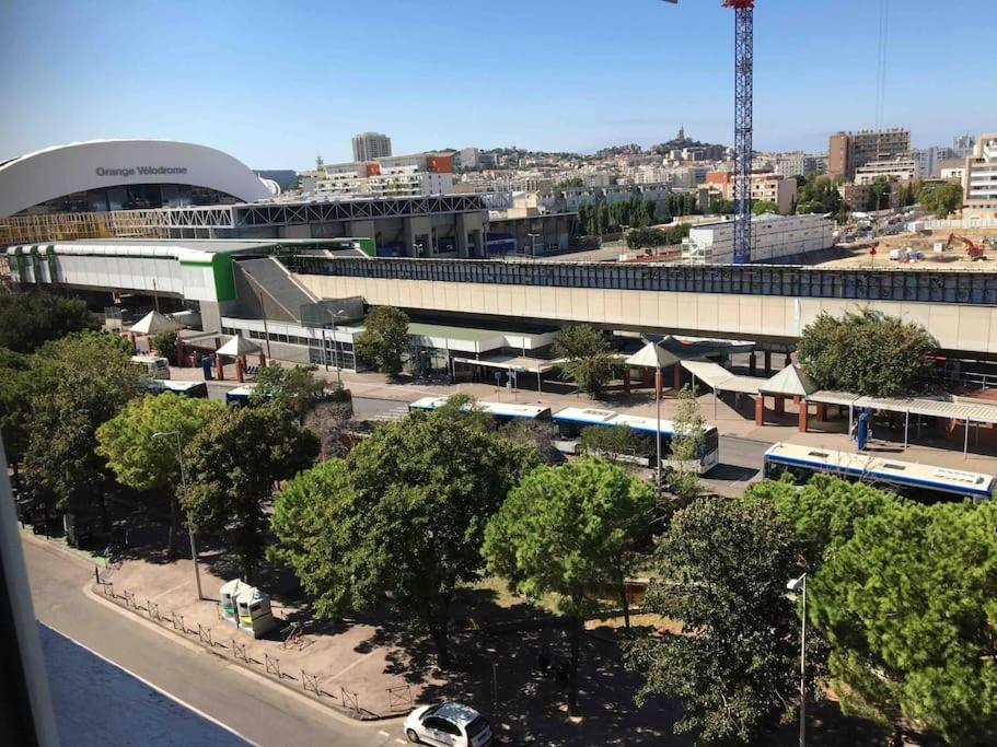 une ville avec un bâtiment et une rue arborée dans l'établissement St Vélodrome 3 chambres parking 8 couchages neuf, à Marseille