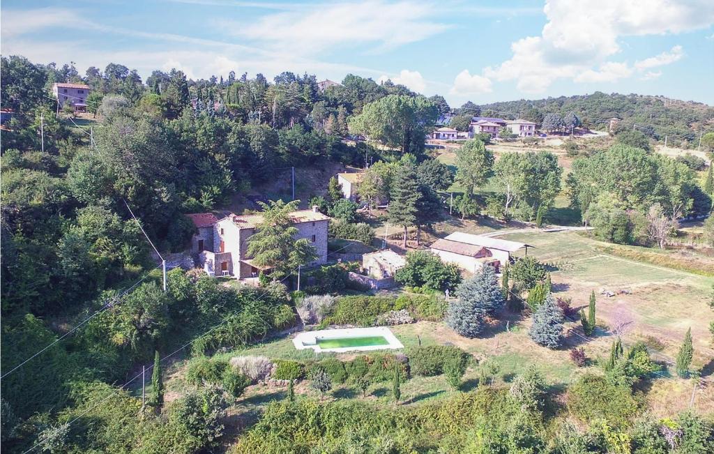 eine Luftansicht eines Hauses auf einem Hügel in der Unterkunft Cozy Home In Cortona With Kitchen in Cortona