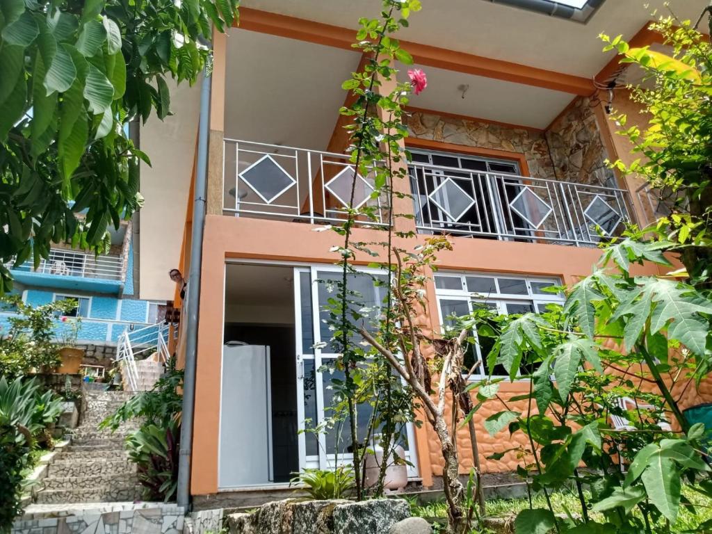 una casa con balcone e piante di A Casa Laranja a Florianópolis