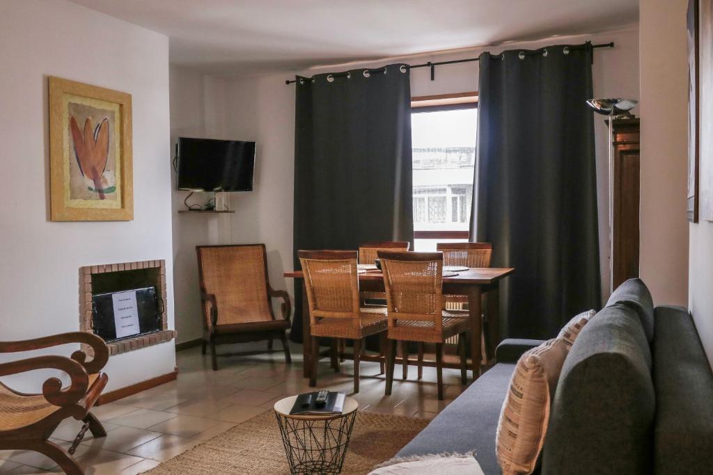 sala de estar con sofá, mesa y sillas en Morera Pas de la Casa en Pas de la Casa