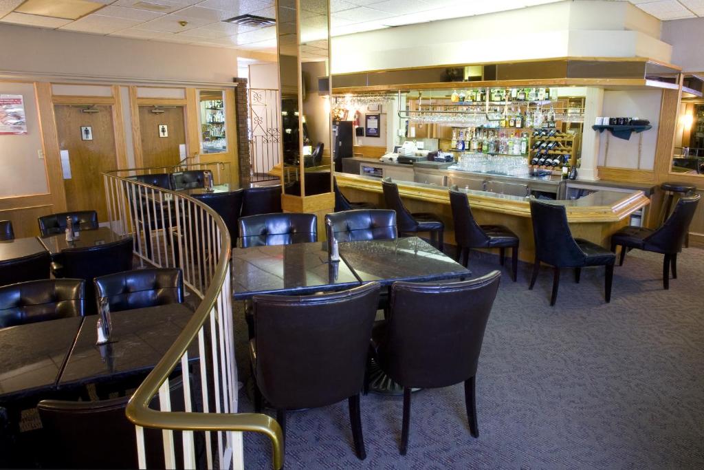 Lounge nebo bar v ubytování Heritage Inn Hotel & Convention Centre - Taber