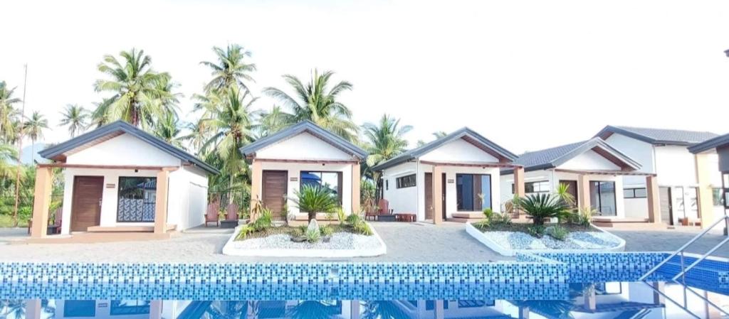 una casa con piscina frente a ella en Goichi Resort, en Dipaculao