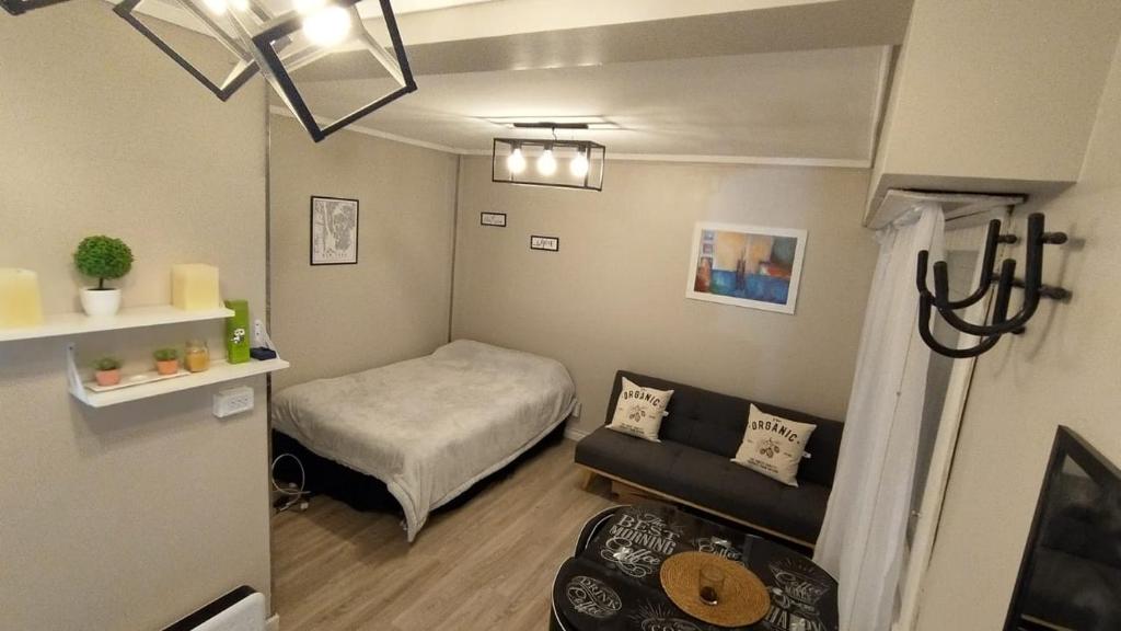 ein kleines Zimmer mit einem Bett und einer Couch in der Unterkunft Monoambiente Falucho al 1500 - Centro - in Mar del Plata