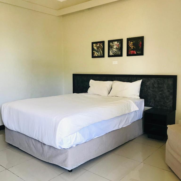 Rúm í herbergi á Hotel Oasis