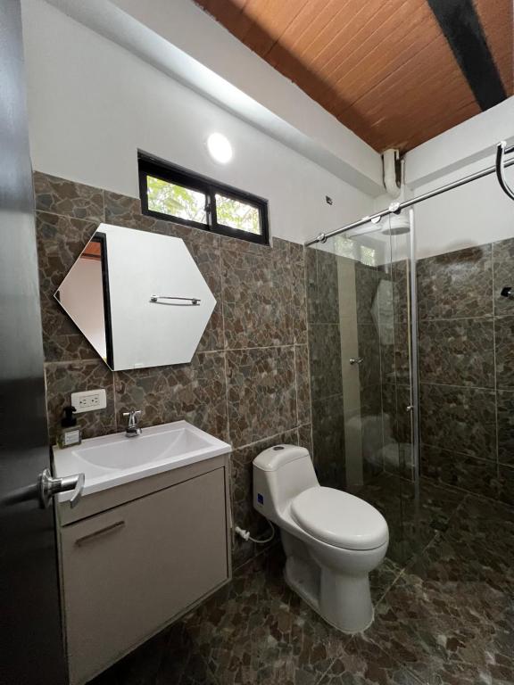 ein Badezimmer mit Toilette, Waschbecken und Dusche in der Unterkunft EL MILAGRO FINCA VACACIONAL in San Rafael