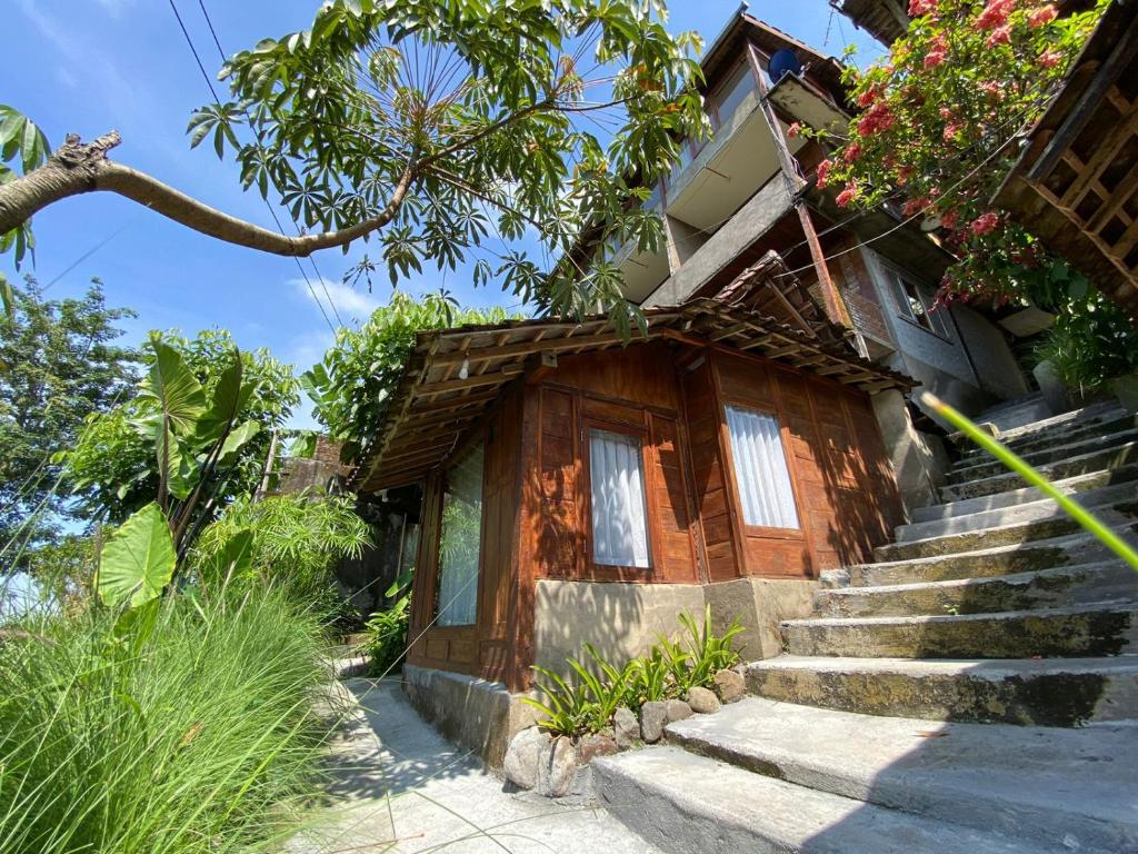 un bâtiment avec des escaliers menant à une maison dans l'établissement Taman Dolan Home & Resort, à Batu