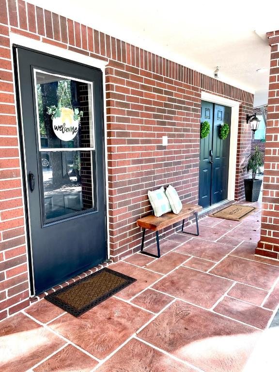 Relaxing TwoBedroom Apartment or Studio on 13 Beautiful Wooded Acres In A Quiet Neighborhood