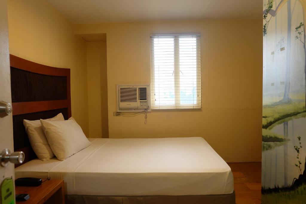 Postel nebo postele na pokoji v ubytování Spaces Hotel Makati
