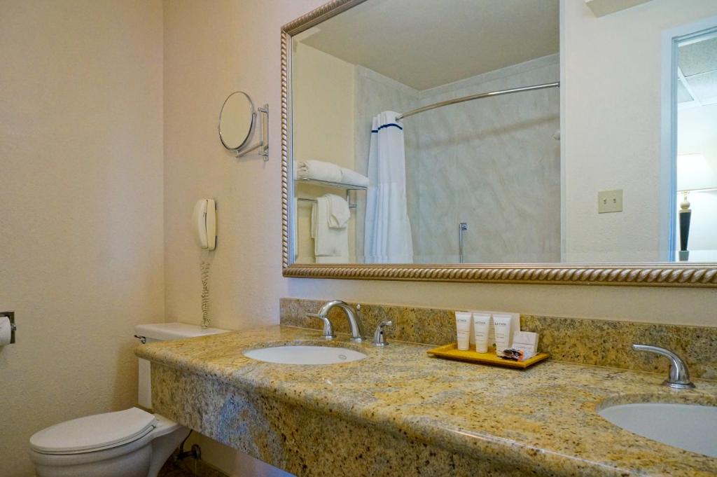Waterfront Hotel, part of JdV by Hyatt - King Room With Accessible Shower