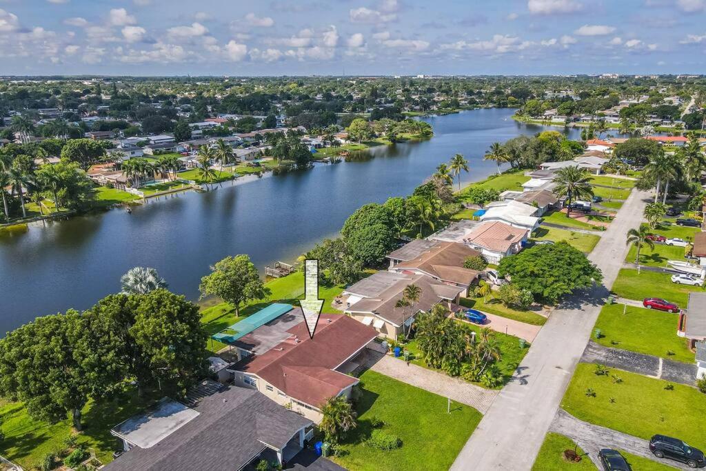 - une vue aérienne sur une maison à côté d'une rivière dans l'établissement Private Lakefront Home in Miami/Pembroke, à Pembroke Pines